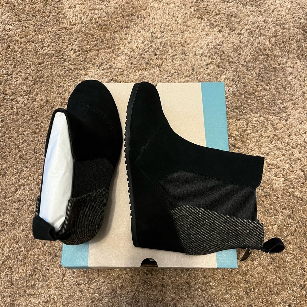 TOMS size 9 boots.  New